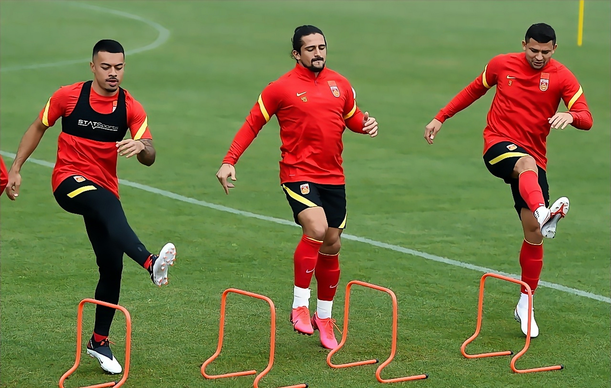 爱游戏APP-Uzi在日本队比赛中败北，最后时刻胜出引发热议！比赛高潮迭起(国足01日本遭两连败)