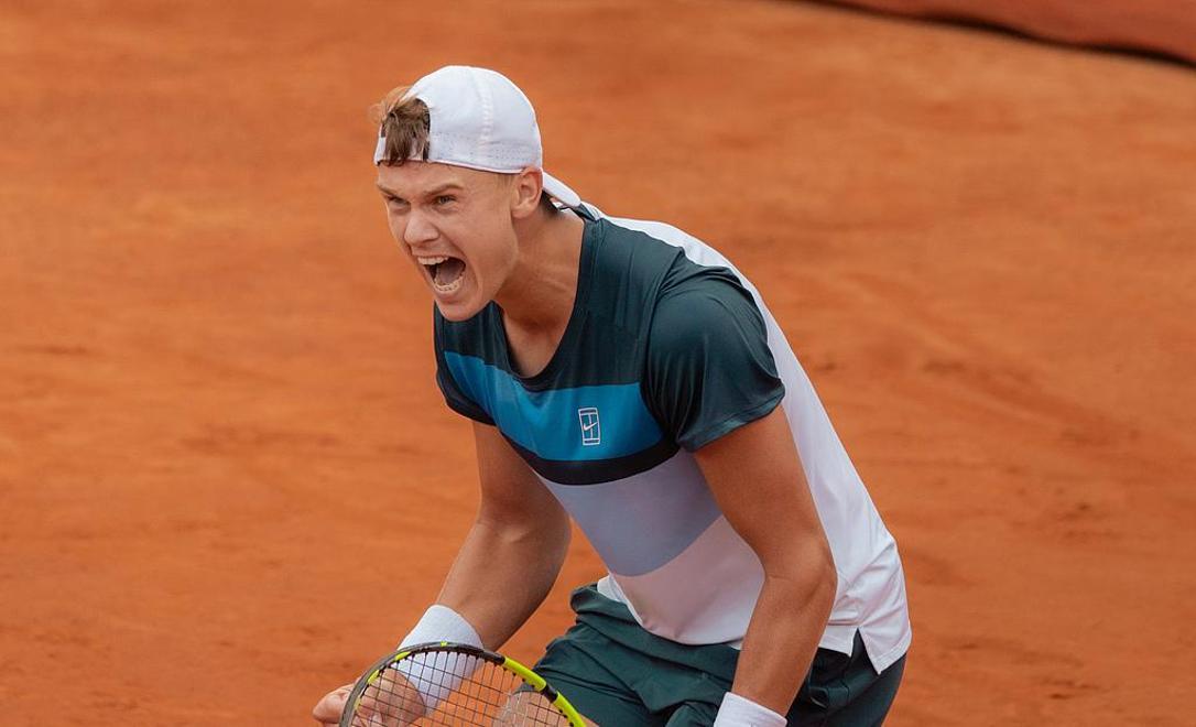 爱游戏-巴塞罗那教练压力巨大！，德约科维奇遭遇五持续失利全场沸腾不已