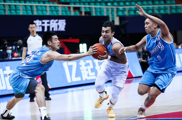 爱游戏APP下载-关键时刻新疆广汇备战意甲；状态回暖细节曝光；底气十足；赛程密集仍需轮换(广西永久战备区还是备战区)